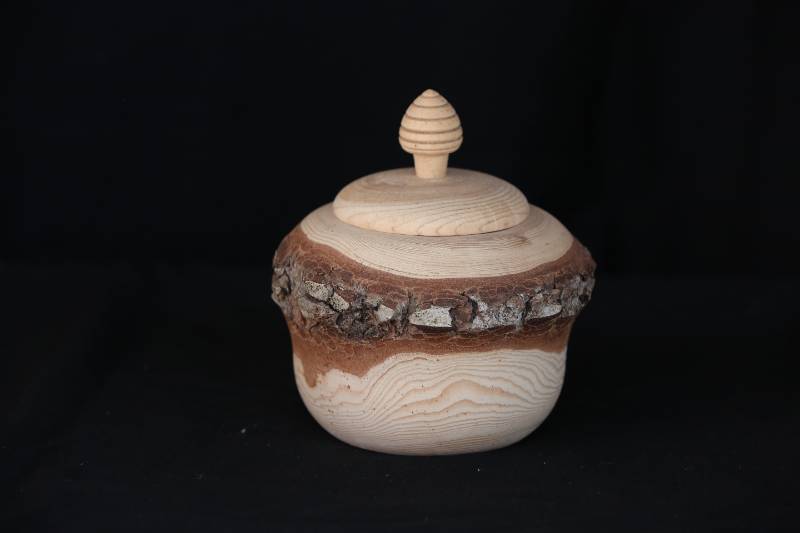Natural Wooden Jar with Lid – Bark Edge Design
علبة خشبية طبيعية بغطاء – تصميم لحاء الشجرة