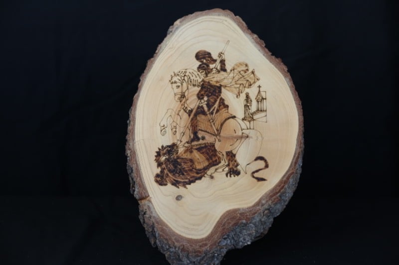 Engraved Cedar Wood Souvenir – Saint George Slaying the Dragon
تذكار خشبي محفور – مشهد القديس جاورجيوس يقتل التنين