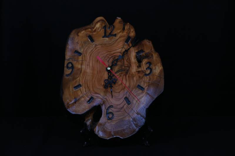 Handcrafted Wall Clock Made from Natural Lebanese Cedar Wood
ساعة حائط يدوية من خشب الأرز اللبناني الطبيعي