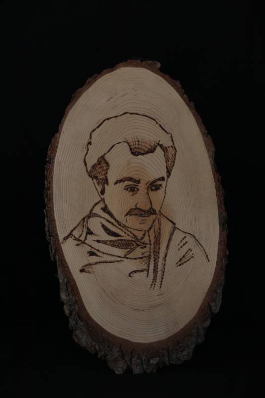 Handcrafted Wood-Burned Portrait – Gibran Khalil Gibran
لوحة فنية محفورة يدويًا على الخشب – جبران خليل جبران