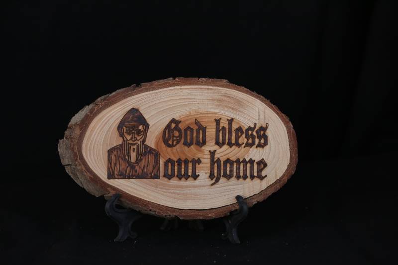 Handcrafted Wood Slice Sign – “God Bless Our Home” with Rustic Monk Design
لوحة خشبية منقوشة يدويًا "God Bless Our Home" – تصميم ريفي تقليدي