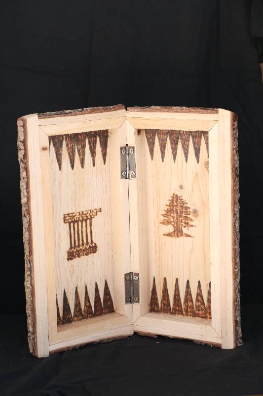 Handcrafted Wooden Backgammon Box – Cedar Tree Design
صندوق لعبة الطاولة من الخشب الطبيعي – تصميم يدوي بزخارف الأرز اللبناني