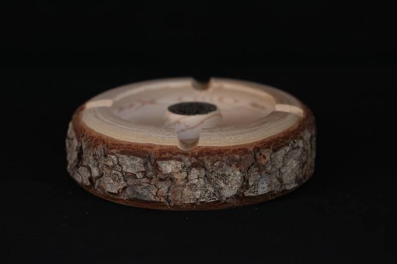 Handcrafted Cedar Wood Ashtray with Lebanese Coin Inlay
منفضة سجائر يدوية من خشب الأرز اللبناني الطبيعي