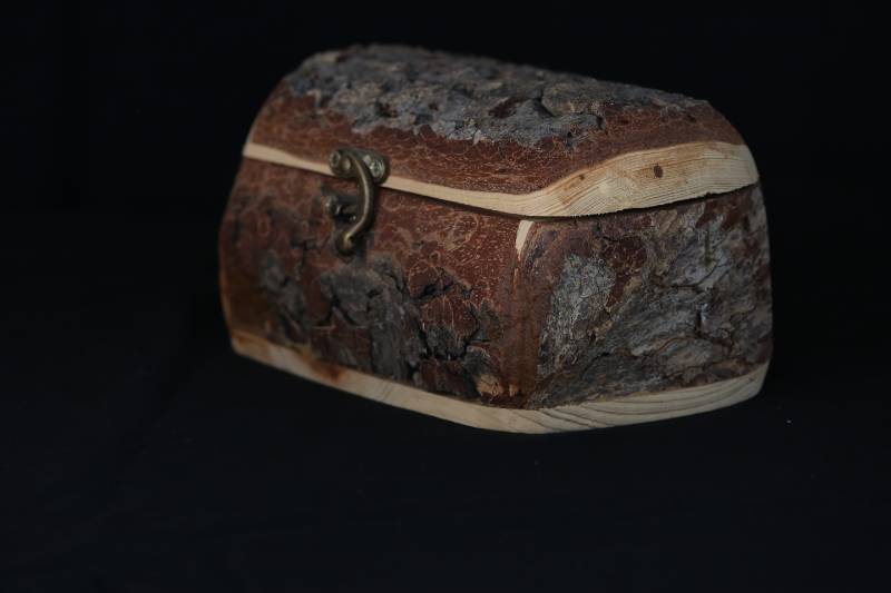 Rustic Handcrafted Wooden Bark Box – Natural Log Design
صندوق خشبي طبيعي يدوي الصنع – تصميم جذع شجرة طبيعي