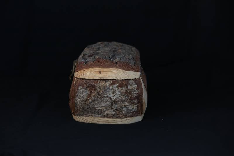 Rustic Handcrafted Wooden Bark Box – Natural Log Design
صندوق خشبي طبيعي يدوي الصنع – تصميم جذع شجرة طبيعي