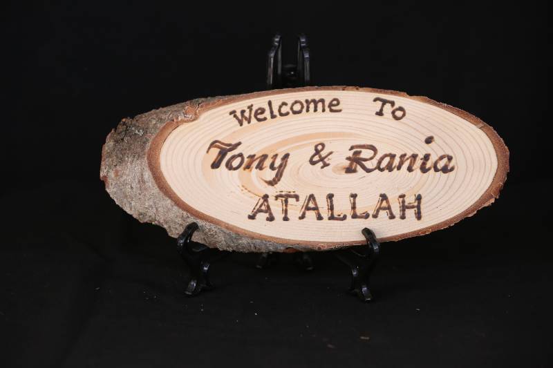 Personalized Wood Slice Welcome Sign – Rustic Engraved Name Plaque
لافتة ترحيبية محفورة على شريحة خشب طبيعية – تصميم مخصص بأسماء