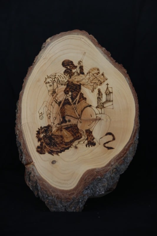 Engraved Cedar Wood Souvenir – Saint George Slaying the Dragon
تذكار خشبي محفور – مشهد القديس جاورجيوس يقتل التنين