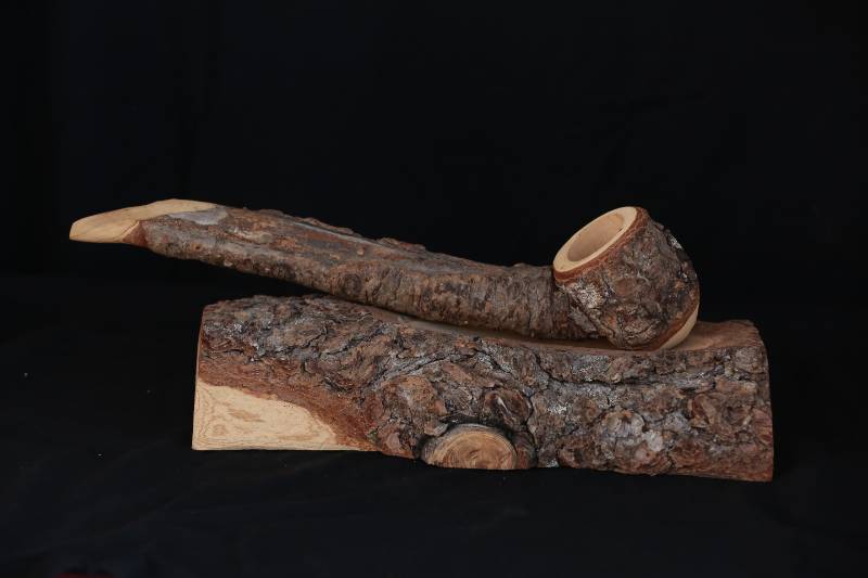 Natural Wooden Sculpture – Pipe-Inspired Organic Decor Piece
تحفة خشبية طبيعية بشكل غليون – ديكور فني عضوي