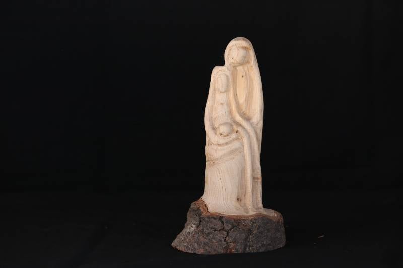 Handcrafted Wooden Statue of Virgin Mary and Baby Jesus
تمثال يدوي للقديسة مريم والطفل يسوع – منحوتة خشبية طبيعية