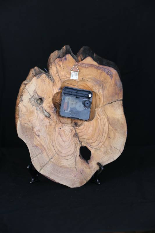 Handcrafted Wall Clock Made from Natural Lebanese Cedar Wood
ساعة حائط يدوية من خشب الأرز اللبناني الطبيعي