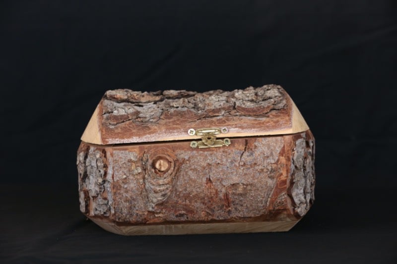Lebanese Cedar Wood Bark Box
صندوق من لحاء خشب ارز لبنان