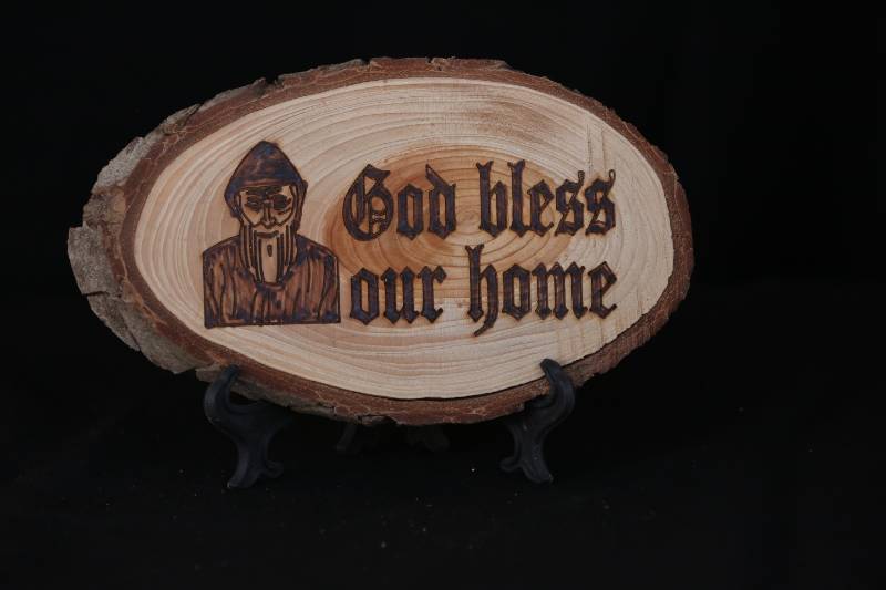 Handcrafted Wood Slice Sign – “God Bless Our Home” with Rustic Monk Design
لوحة خشبية منقوشة يدويًا "God Bless Our Home" – تصميم ريفي تقليدي