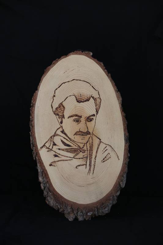 Handcrafted Wood-Burned Portrait – Gibran Khalil Gibran
لوحة فنية محفورة يدويًا على الخشب – جبران خليل جبران