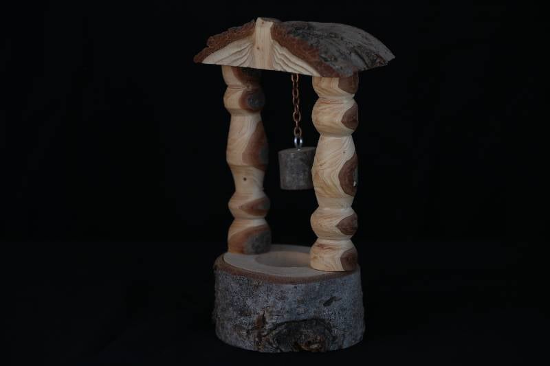 Rustic Handcrafted Wooden Well Miniature – Natural Bark Finish
مجسم بئر خشبي يدوي الصنع بلمسة ريفية وقشرة طبيعية