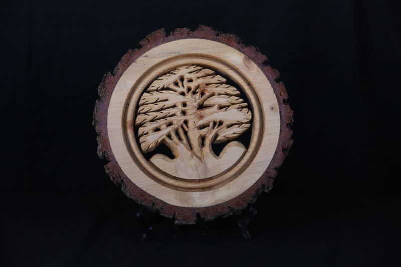Hand-Carved Cedar Tree Souvenir – Natural Lebanese Cedar Wood Art
تذكار شجرة الأرز محفور يدويًا من خشب الارز الطبيعي