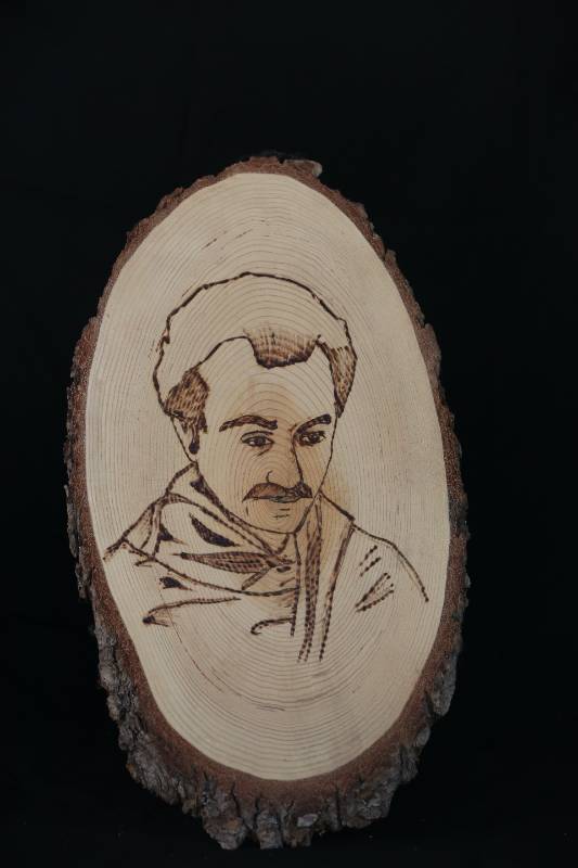 Handcrafted Wood-Burned Portrait – Gibran Khalil Gibran
لوحة فنية محفورة يدويًا على الخشب – جبران خليل جبران