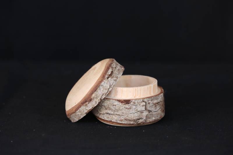 Small Wooden Box with Lid 
علبة خشبية صغيرة بغطاء