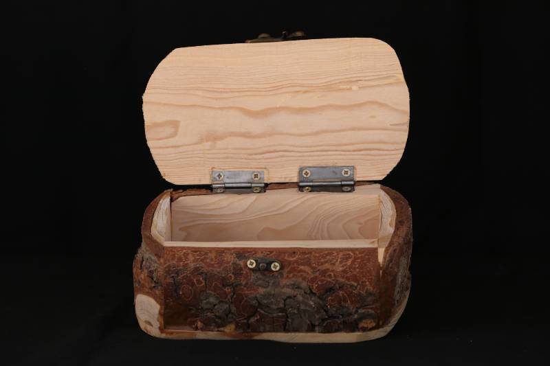 Rustic Handcrafted Wooden Bark Box – Natural Log Design
صندوق خشبي طبيعي يدوي الصنع – تصميم جذع شجرة طبيعي