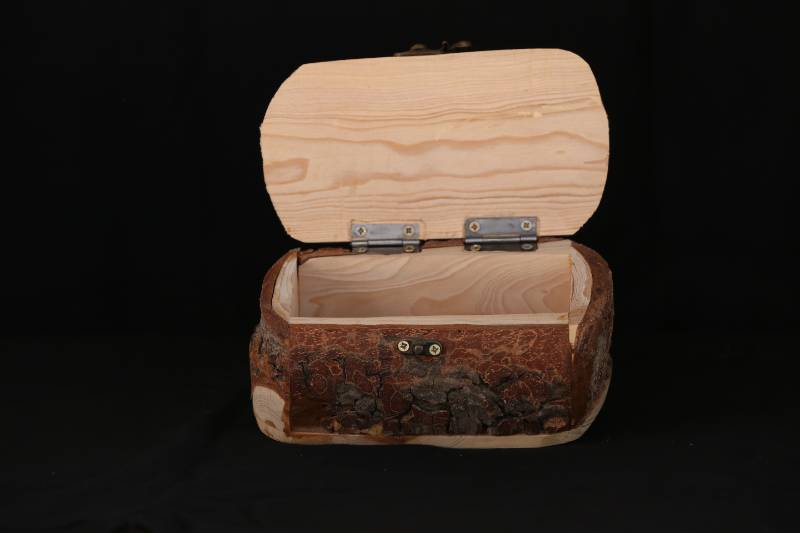 Rustic Handcrafted Wooden Bark Box – Natural Log Design
صندوق خشبي طبيعي يدوي الصنع – تصميم جذع شجرة طبيعي