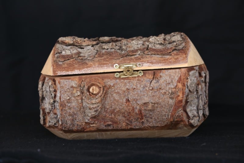 Lebanese Cedar Wood Bark Box
صندوق من لحاء خشب ارز لبنان