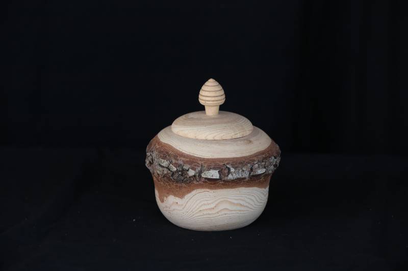 Natural Wooden Jar with Lid – Bark Edge Design
علبة خشبية طبيعية بغطاء – تصميم لحاء الشجرة