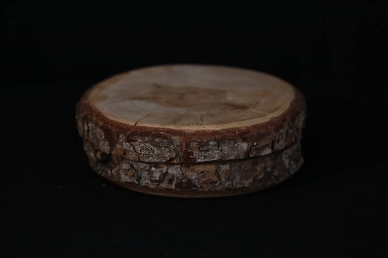 Rustic Round Wooden Box with Lid – Handmade from Natural Tree Slice
علبة دائرية خشبية طبيعية بغطاء – تصميم من شريحة خشب كاملة
