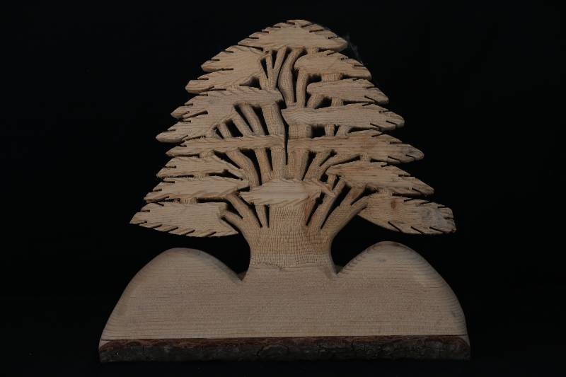Handcrafted Wooden Cedar Tree Sculpture – Natural Finish
مجسم شجرة الأرز محفور يدويًا من الخشب الطبيعي