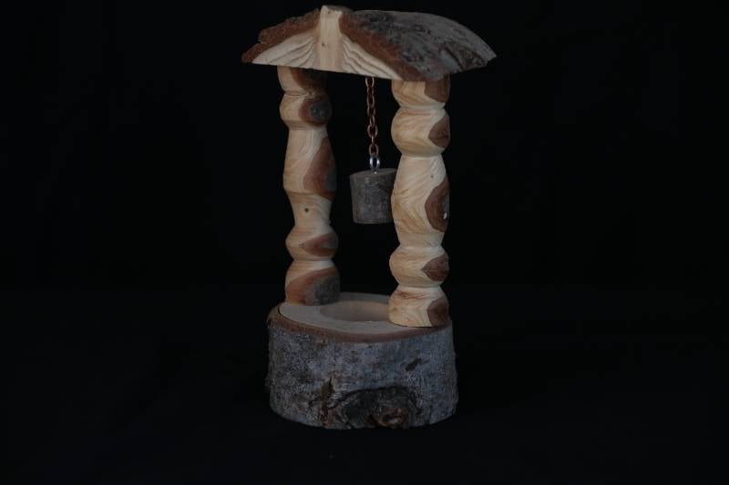 Rustic Handcrafted Wooden Well Miniature – Natural Bark Finish
مجسم بئر خشبي يدوي الصنع بلمسة ريفية وقشرة طبيعية
