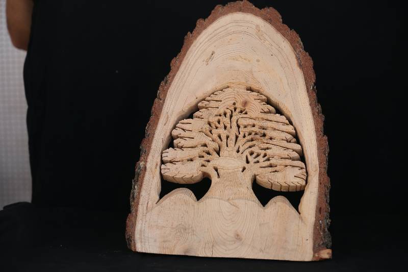Hand-Carved Wooden Cedar Tree – Natural Log Art Sculpture
منحوتة شجرة الارز – عمل فني يدوي من الخشب الطبيعي