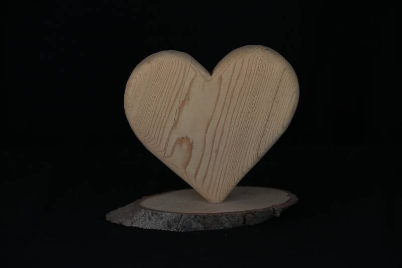 Standing Wooden Heart on Natural Bark Base – Handcrafted
مجسم قلب خشبي واقف على قاعدة طبيعية – حفر يدوي