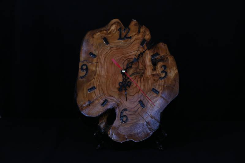 Handcrafted Wall Clock Made from Natural Lebanese Cedar Wood
ساعة حائط يدوية من خشب الأرز اللبناني الطبيعي