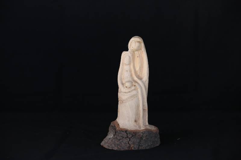 Handcrafted Wooden Statue of Virgin Mary and Baby Jesus
تمثال يدوي للقديسة مريم والطفل يسوع – منحوتة خشبية طبيعية