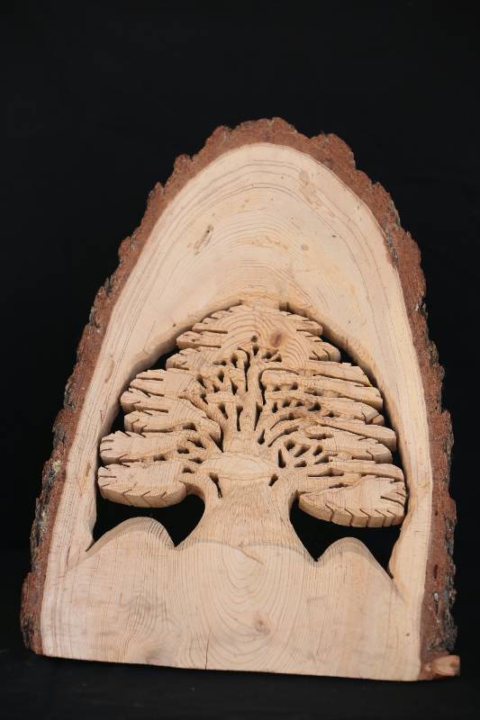 Hand-Carved Wooden Cedar Tree – Natural Log Art Sculpture
منحوتة شجرة الارز – عمل فني يدوي من الخشب الطبيعي