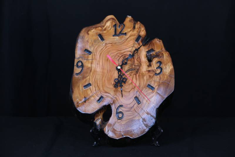 Handcrafted Wall Clock Made from Natural Lebanese Cedar Wood
ساعة حائط يدوية من خشب الأرز اللبناني الطبيعي