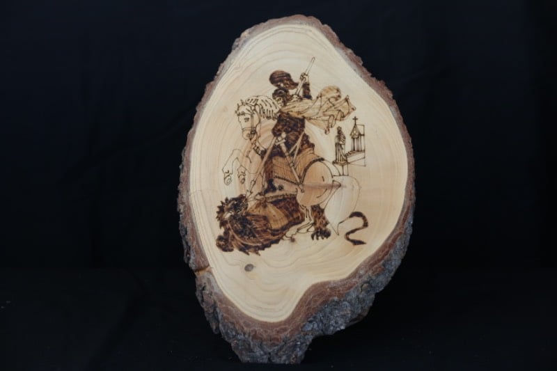 Engraved Cedar Wood Souvenir – Saint George Slaying the Dragon
تذكار خشبي محفور – مشهد القديس جاورجيوس يقتل التنين