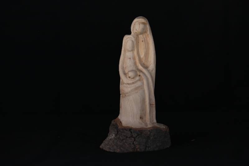 Handcrafted Wooden Statue of Virgin Mary and Baby Jesus
تمثال يدوي للقديسة مريم والطفل يسوع – منحوتة خشبية طبيعية