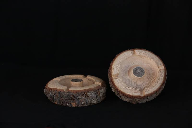 Handcrafted Cedar Wood Ashtray with Lebanese Coin Inlay
منفضة سجائر يدوية من خشب الأرز اللبناني الطبيعي