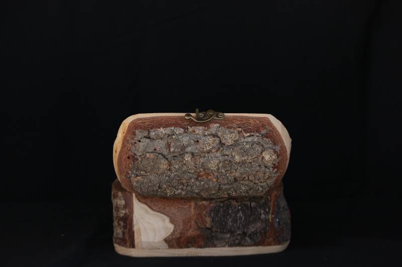 Rustic Handcrafted Wooden Bark Box – Natural Log Design
صندوق خشبي طبيعي يدوي الصنع – تصميم جذع شجرة طبيعي
