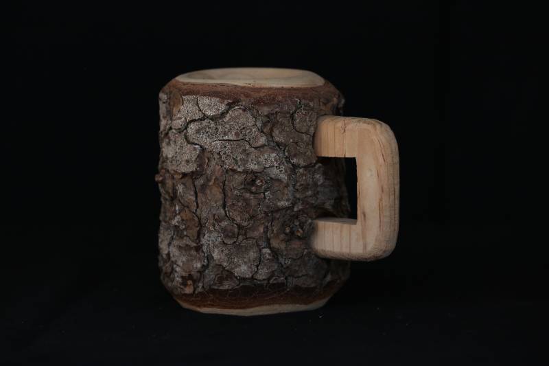Handcrafted Natural Wooden Mug with Tree Bark Finish
كوب خشبي طبيعي يدوي الصنع بسطح لحاء الشجرة