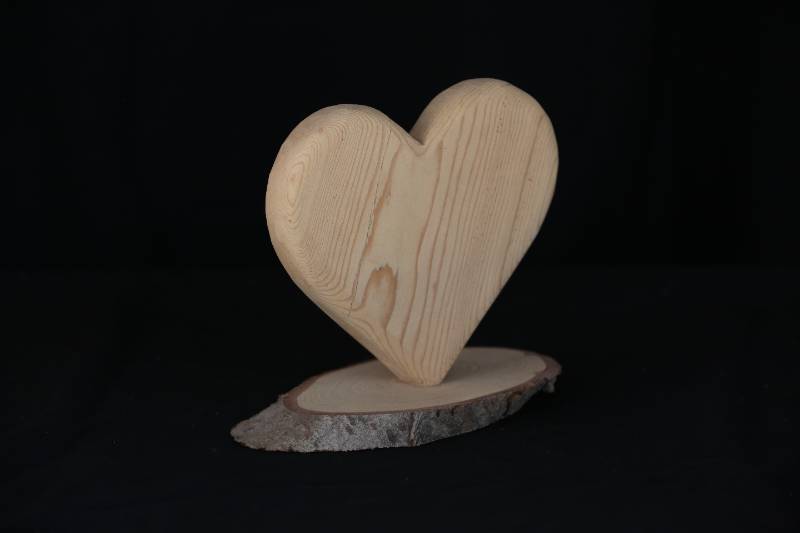 Standing Wooden Heart on Natural Bark Base – Handcrafted
مجسم قلب خشبي واقف على قاعدة طبيعية – حفر يدوي