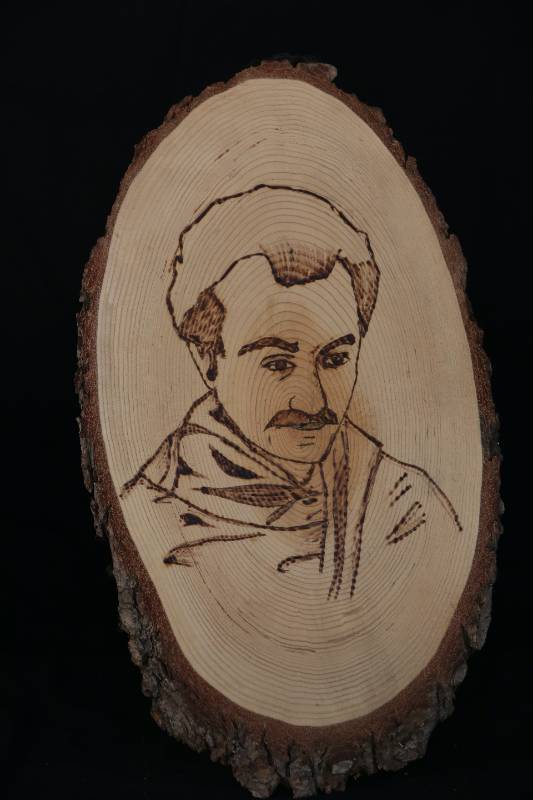 Handcrafted Wood-Burned Portrait – Gibran Khalil Gibran
لوحة فنية محفورة يدويًا على الخشب – جبران خليل جبران