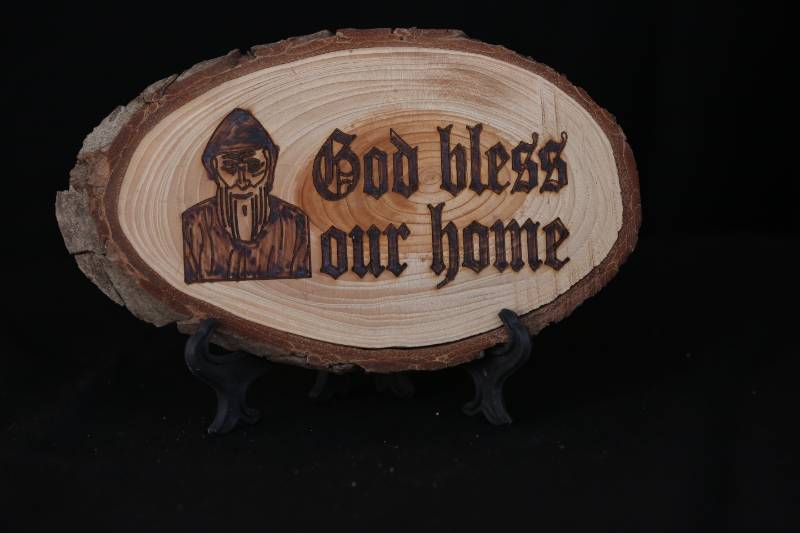 Handcrafted Wood Slice Sign – “God Bless Our Home” with Rustic Monk Design
لوحة خشبية منقوشة يدويًا "God Bless Our Home" – تصميم ريفي تقليدي