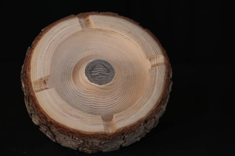 Handcrafted Cedar Wood Ashtray with Lebanese Coin Inlay
منفضة سجائر يدوية من خشب الأرز اللبناني الطبيعي