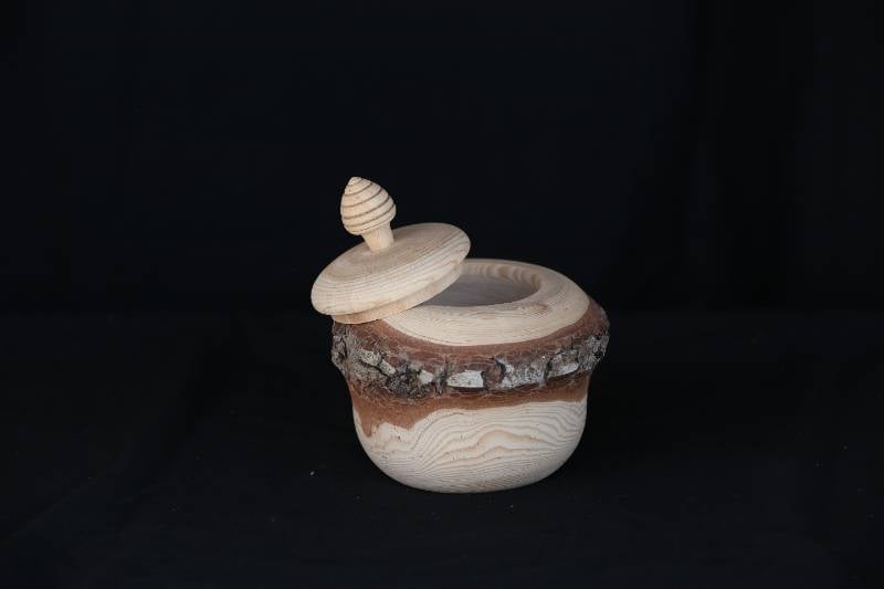 Natural Wooden Jar with Lid – Bark Edge Design
علبة خشبية طبيعية بغطاء – تصميم لحاء الشجرة