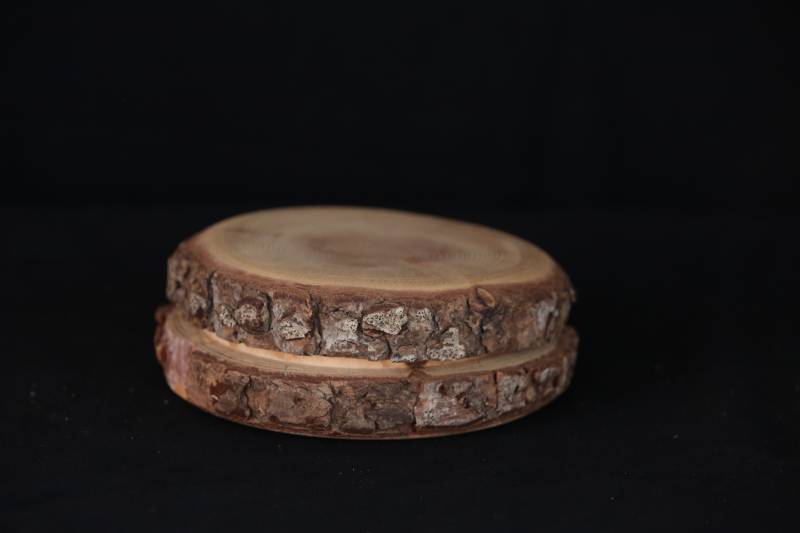 Rustic Round Wooden Box with Lid – Handmade from Natural Tree Slice
علبة دائرية خشبية طبيعية بغطاء – تصميم من شريحة خشب كاملة