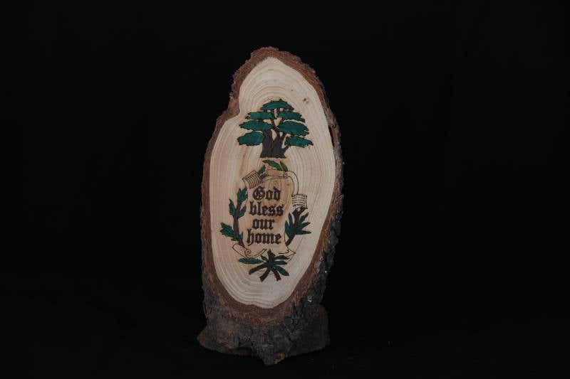Handcrafted Wood Slice Plaque – “God Bless Our Home”
لوحة خشبية محفورة يدويًا