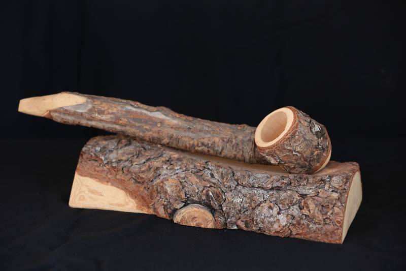 Natural Wooden Sculpture – Pipe-Inspired Organic Decor Piece
تحفة خشبية طبيعية بشكل غليون – ديكور فني عضوي