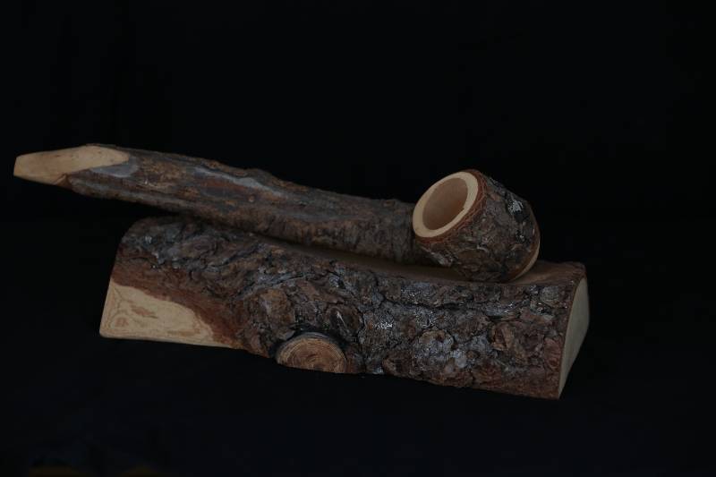 Natural Wooden Sculpture – Pipe-Inspired Organic Decor Piece
تحفة خشبية طبيعية بشكل غليون – ديكور فني عضوي