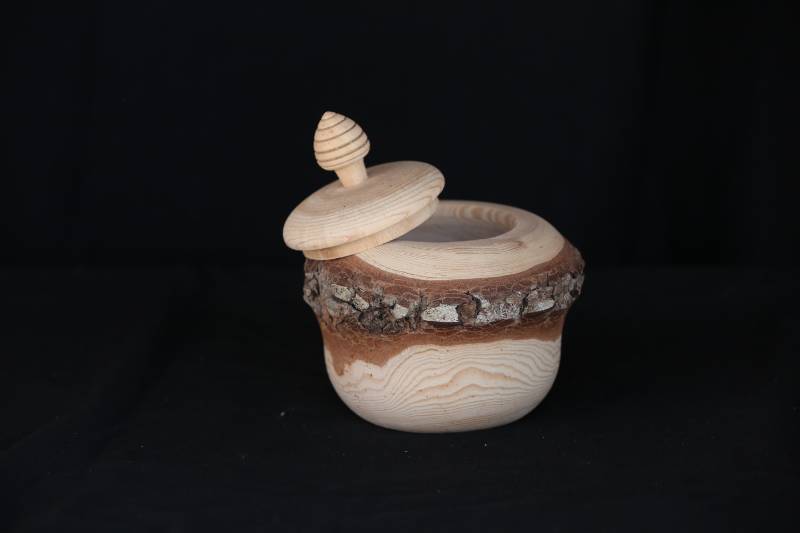 Natural Wooden Jar with Lid – Bark Edge Design
علبة خشبية طبيعية بغطاء – تصميم لحاء الشجرة