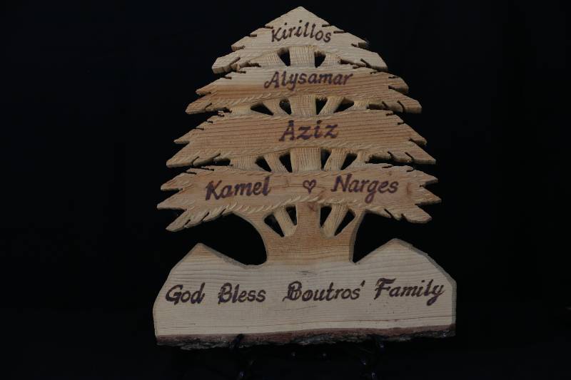 Custom Wooden Family Tree Plaque – Hand-Carved Cedar Design with Engraved Name
لوحة شجرة العائلة من الخشب الطبيعي – تصميم أرز محفور بأسماء مخصصة